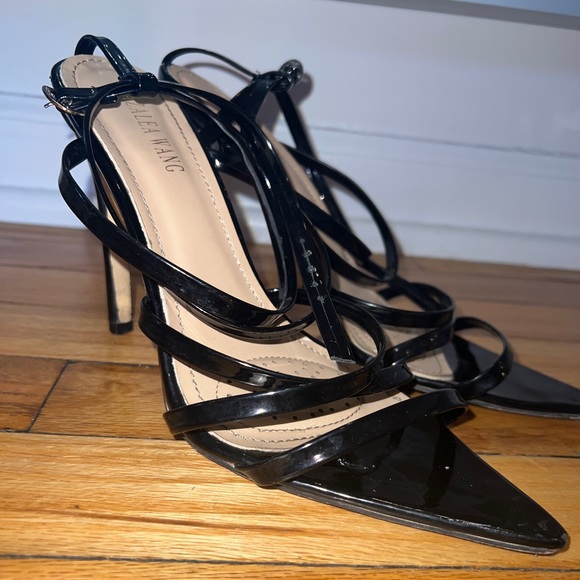 Black strappy pointed toe heel. - Picture 5 of 8